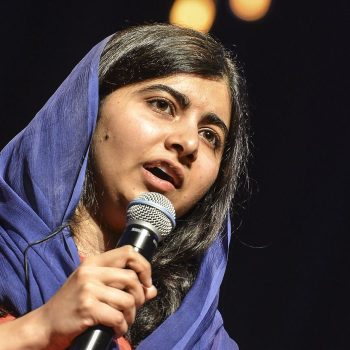 Em foto, é possível ver a ativista paquistanesa Nobel da Paz, Malala Yousafzai, segurando um microfone. Foto acompanha texto sobre carta enviada pela ativista ao Supremo Tribunal Federal pelo fim do Teto de Gastos