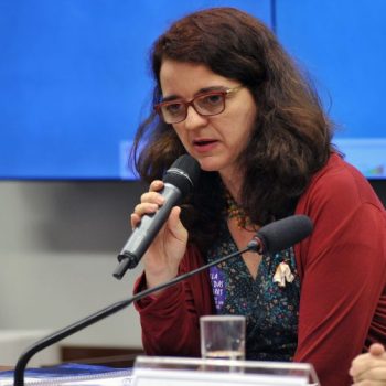 Em foto, é possível ver Denise Carreira segurando microfone em audiência na Câmara dos Deputados