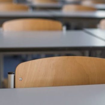 Em foto, é possível ver sala de aula vazia. Foto acompanha reportagem sobre estudo que analisa os impactos da austeridade na educação.