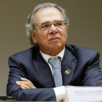 Em foto, é possível ver o ministro da economia, Paulo Guedes, de feição fechada e braços cruzados. Foto acompanha artigo sobre blindagem do ministro da CPI da Pandemia.